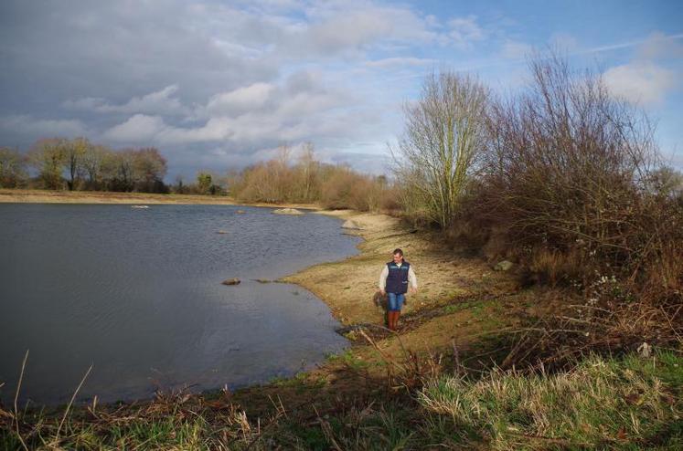 Claude Devaud au bord de sa réserve d’eau individuelle 
de 25 000 m3, à Pouilly. Il attend encore 2 000 m3 d’eau 
d’ici la fin de l’hiver. Elle servira à irriguer ses cutures.