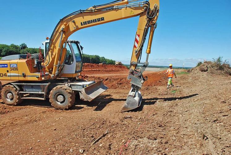 Environ 150 personnes missionnées par la société Razel Bec travaillent sur le lot 8 de la ligne LGV.