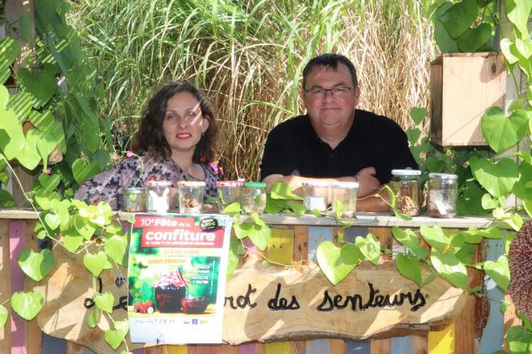 Isabelle Chasson, responsable de l’Isle Nature, et Franck Bonnet, maire de Saint-Fraigne font l’annonce de la 10e Fête de la Confiture.
