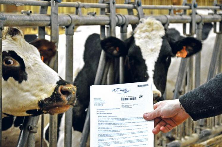 Lactalis annonce suspendre pour le second semestre 2013, l’utilisation des indicateurs prévus au contrat pour déterminer le prix d’achat du lait aux producteurs.