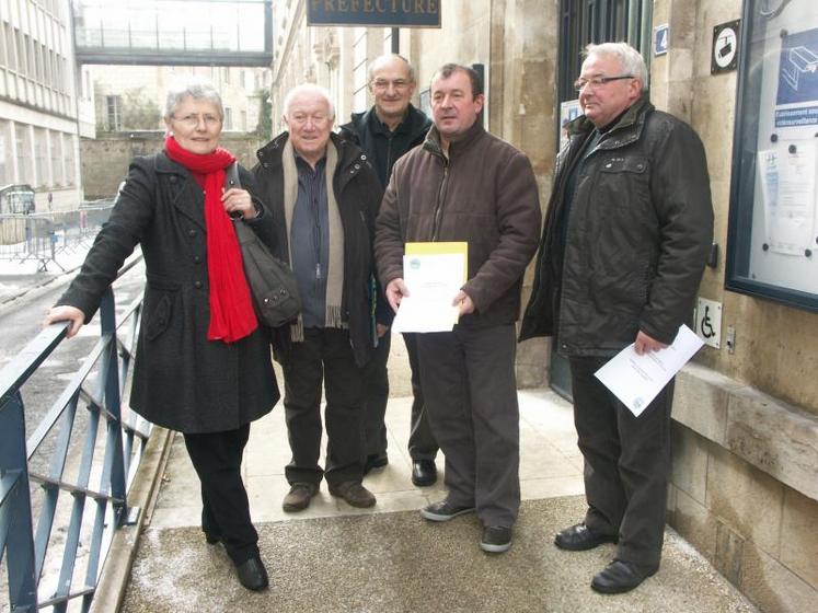 Patrice Coutin et les membres de la section départementale des anciens exploitants Hélène Blaud, Louis Gayot, Maurice Baudouin et Guy Parnaudeau, sortant de la rencontre avec la préfète.