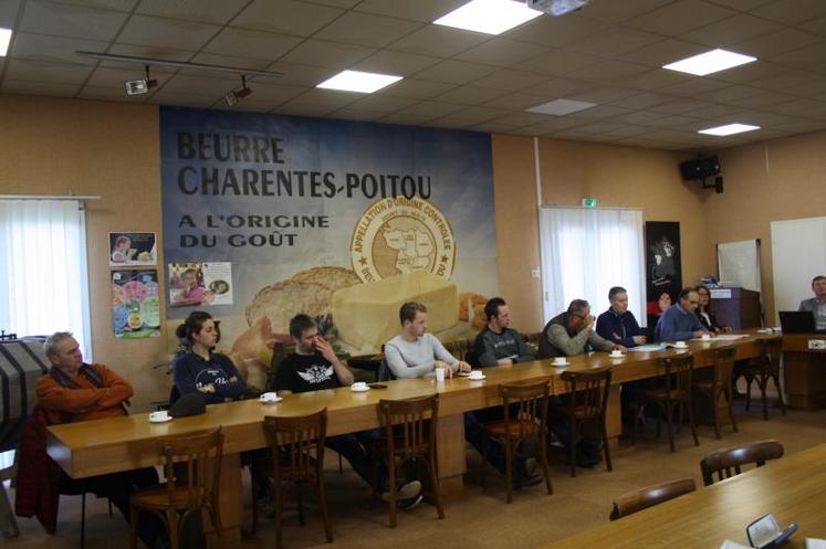 Une présentation du bassin laitier Charentes-Poitou a été faite pour motiver ces éleveurs néerlandais.