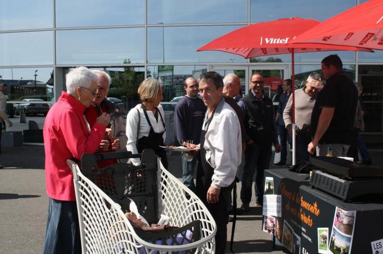 Pascal Guillaud propose une dégustation de sa vache primée à Tonnay-Boutonne. 