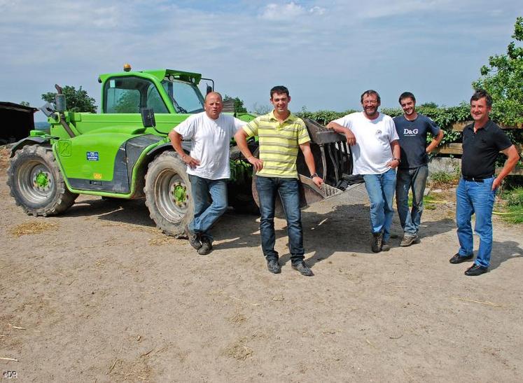 Pour des travaux de manutention de paille ou de foin ou pour le déblaiement de fumier, le télescopique conçu pour ces chantiers permet de gagner en efficacité, en temps et en confort.