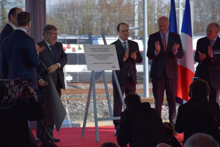 Le président de la République a dévoilé la plaque inaugurale de la LGV SEATours-Bordeaux.