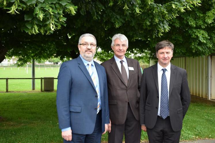 De gauche à droite : Pierre Berthelot, premier vice-président de la MSA Sèvres-Vienne, Patrice Léon, directeur général et Grégoire Augeron, président.