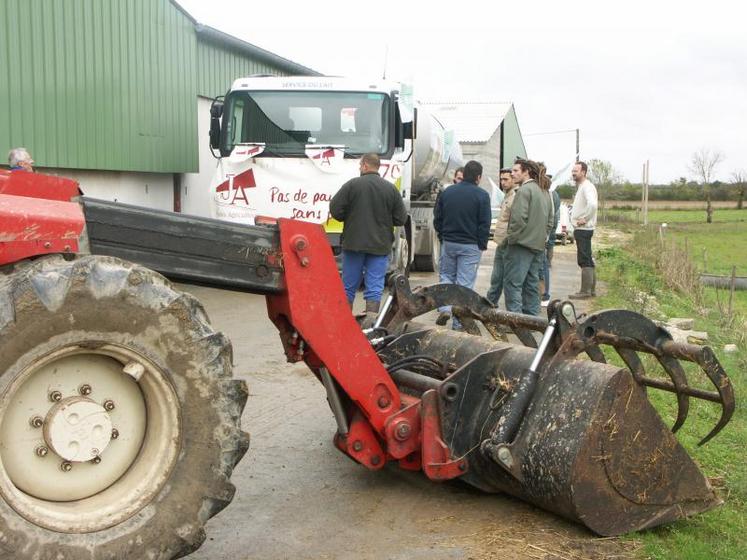 Lundi 3 octobre, les JA ont bloqué un camion de lait à Epannes.