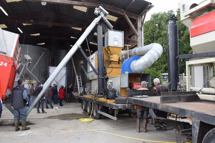 Un toaster traite six tonnes de graines à l’heure. Les éleveurs doivent se rassembler pour que l’opération soit intéressante économiquement.