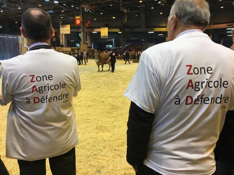 Jean-Marc Renaudeau, président de la chambre d’agriculture des Deux-Sèvres et Gilbert Favreau, président de l’assemblée départementale, ont porté le t-shirt de la colère deux-sévrienne. Le Salon de l’agriculture est une vitrine, mais aussi une tribune.