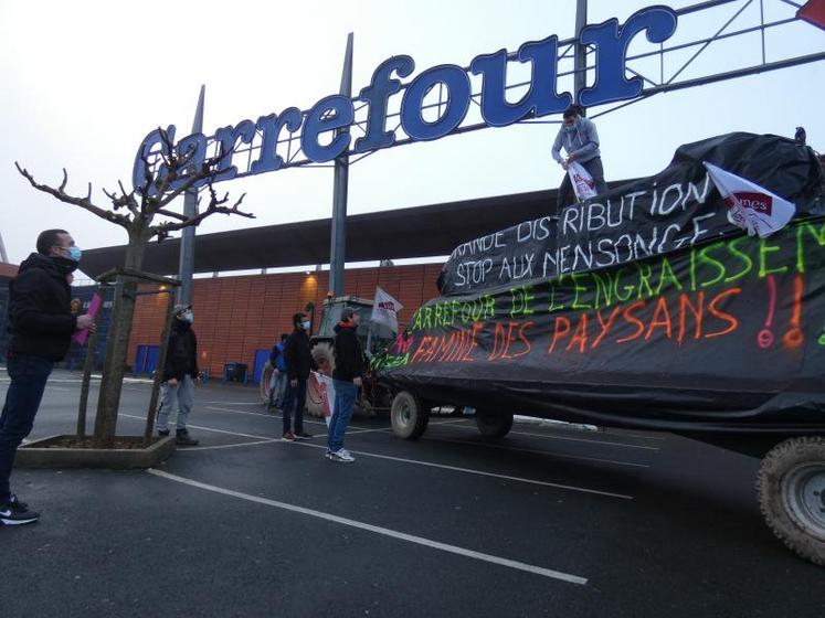 Sur le parking du magasin, des paillers alertaient les clients sur la situation des producteurs.