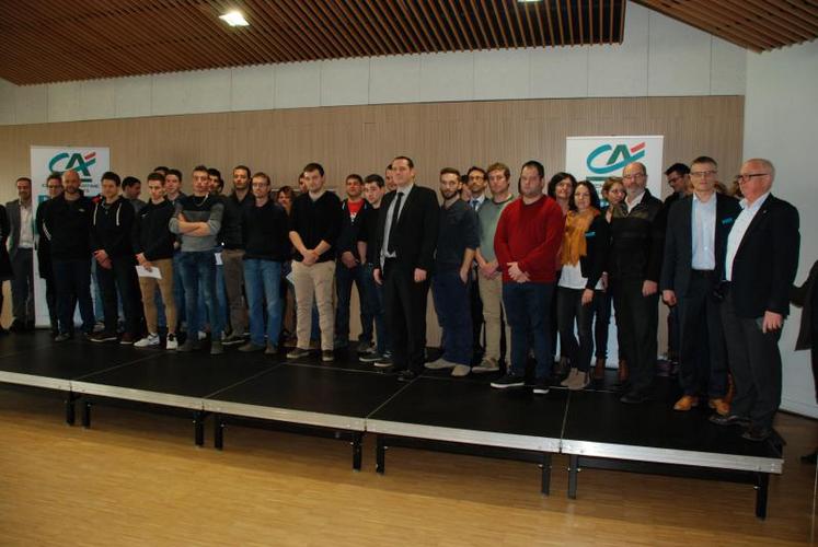 En fin de réunion, Louis Tercinier, président de la caisse régionale de Crédit agricole, a remis un chèque de bienvenue de 500 euros aux jeunes installés dans le département en 2016.