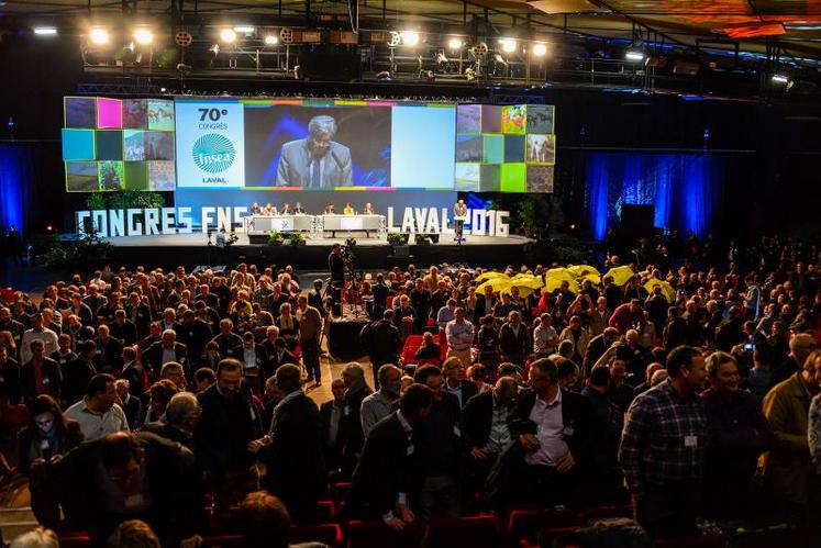Les congressistes ont tourné le dos au ministre de l’agriculture durant une bonne partie 
de son discours.