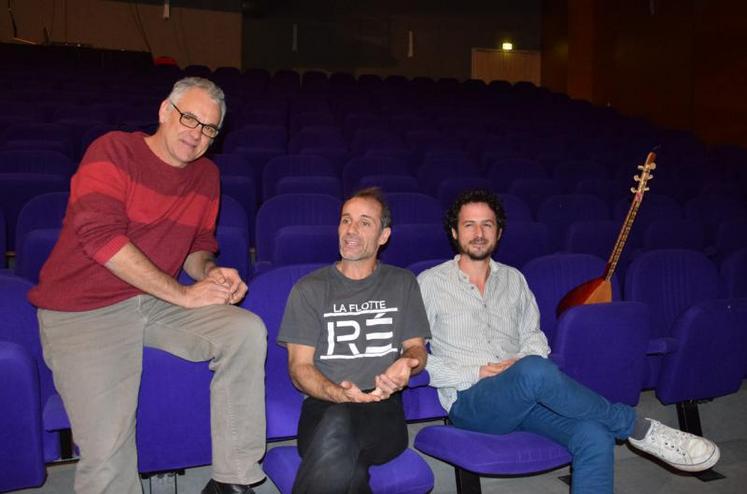 De gauche à droite : Joël Breton, directeur de l’association La Palène, Pascal Rousseau, comédien et Antoine Raud, chargé de la médiation.