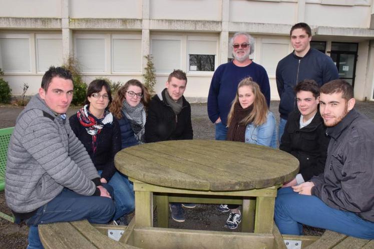 Les sept apprentis, ici avec leurs formateurs Gilbert Bouchaud et Emmanuelle Cailleton, ne souhaitent pas voir les nouvelles téchnologies dénaturer le métier. En revanche, ils espèrent qu’elles leur permettront d’alléger à terme le poids des tâches administratives.