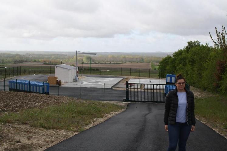 Joye Bertin Vignaud devant la plateforme collective de lavage, inaugurée le 26 avril.