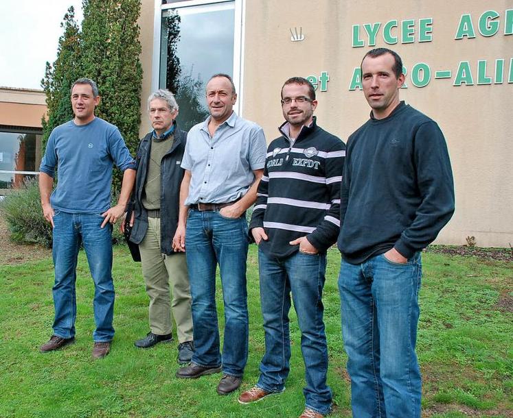 Arnaud Oble directeur de la ferme des Sicaudières, Pascal Bisson, technicien à la chambre d’agriculture, Thierry Baudouin, président du syndicat charolais, Xavier Deborde et Cyril Niort, de Jeunes Agriculteurs.