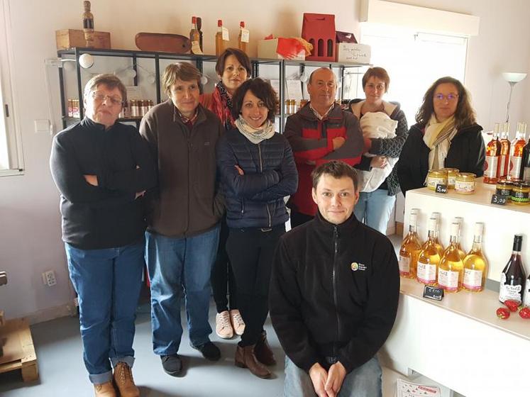 Florent Brechbiehl (au premier plan) développe son magasin 
de producteurs, accompagné de sa compagne Marion Babinot, viticultrice (2e en partant de la droite).