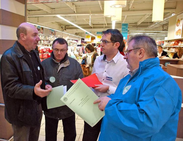 Michel Liaud, Bruno Lepoivre, Franck Grasset (SuperU Parthenay) et Alain Chabauty en pleine discussion.