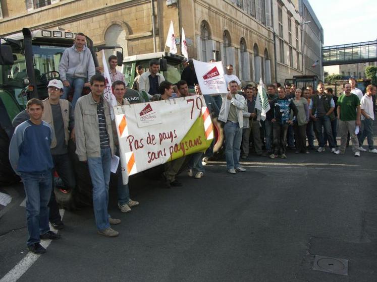 Les JA se sont réunis devant la préfecture, à Niort, avant le départ pour Bruxelles.