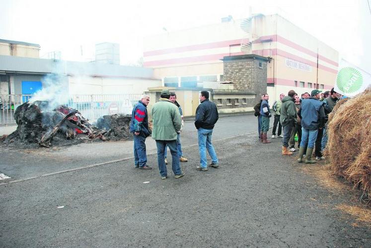 Philippe Martineau, président de Terrena viandes, signait le protocole d’accord pour l’utilisation de la machine à classer dans les abattoirs du groupe. L’une des revendications des manifestants.