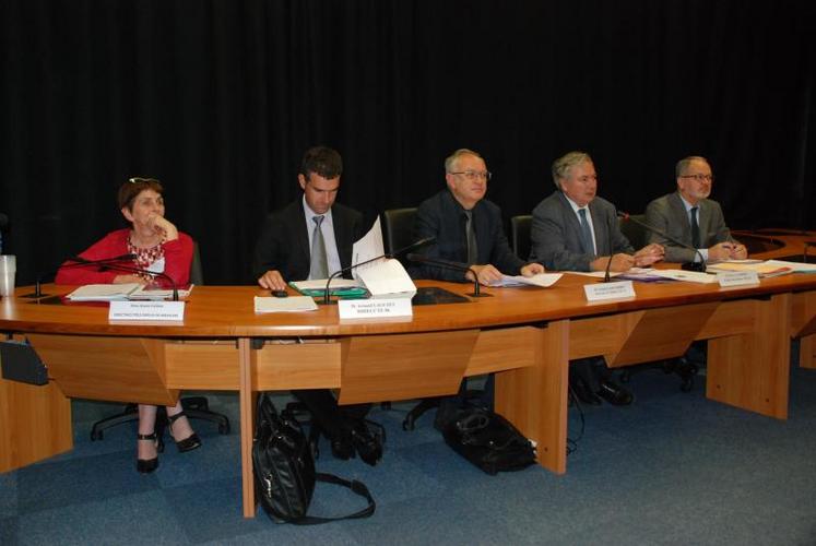 Les services de l’Etat se mobilisent pour expliquer les mesures en faveur de l’emploi et de la compétitivité inscrites dans le pacte de responsabilité, comme ce 1er juillet à Bressuire.