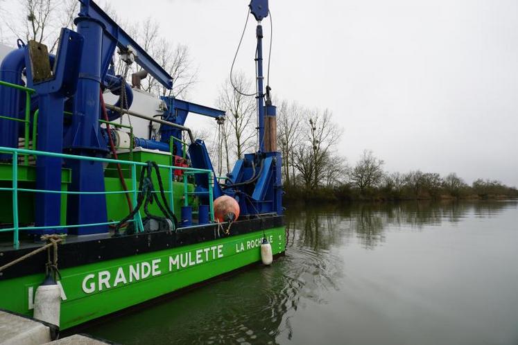 Les sédiments collectés par la drague La Grande Mulette jusqu’à fin mars permettront de reconstruire les sols sur environ 8 ha cet été.