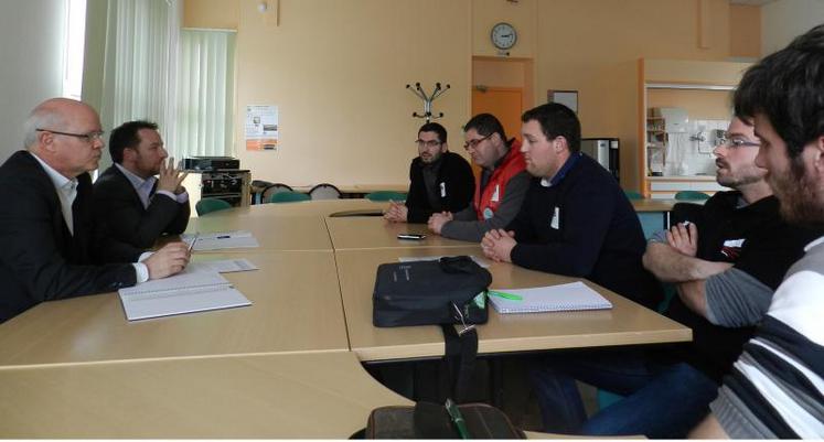 Une délégation de 4 jeunes agriculteurs accompagnée de Thierry Bernier, responsable viande bovine à la Fnsea79, a été reçue par le directeur départemental des territoires, Alain Jackobsoone et Mickaël Charriot.