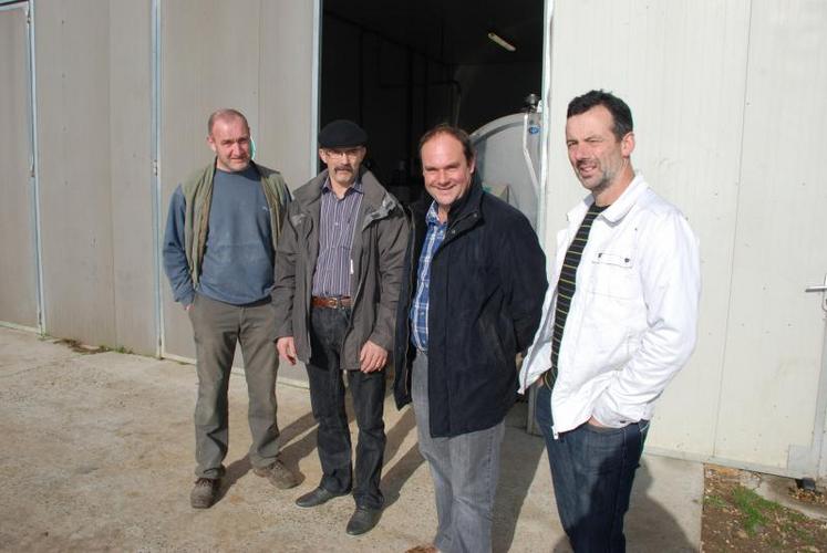 L’édition 2014 de Capr’Inov a été présentée au Gaec des Pierrières représenté par Fabrice Redien (à gauche) en compagnie de (de gauche à droite) Christian Touzé, Philippe Martinot, membres du comité d’organisation et Thierry Jayat, président du salon.