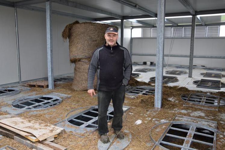 Jean-Pierre Monthubert dans son séchoir à foin qui peut sécher 24 bottes de 160 centimètres de diamètre en 2 fois 8 heures.