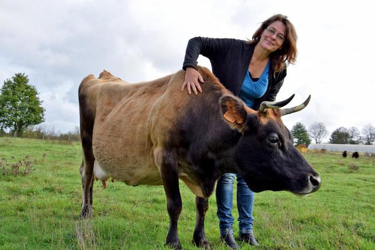 Le coup de foudre a été immédiat pour Maai lorsque ses amis lui ont offert, pour ses 40 ans, Gazelle, une jersiaise à la retraite, qui elle, lui offre la matière première pour ses créations.