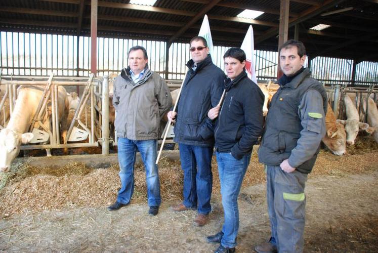 François Chauveau, vice-président de la chambre d’agriculture, Thierry Bernier, président de la section bovine de la Fnsea 79, Guillaume Clochard, président des JA de Saint-Varent, dans l’élevage d’Olivier Giraudon, à Luzay.