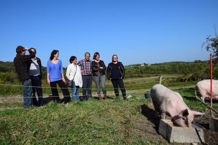 La présentation du Mois de la bio en Charente a eu lieu au Gaec des Gougeaux à Salles-Lavalette où Gilles Pichon et David Gros élèvent des porcs bio.