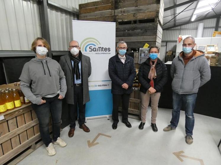 Autour de Frédéric Rouan et Alain Margat, maires de St-Georges-des-Côteaux et Corme-Royal, les producteurs Fanny Lozach’meur, Pascale Croc et Guillaume Prou.