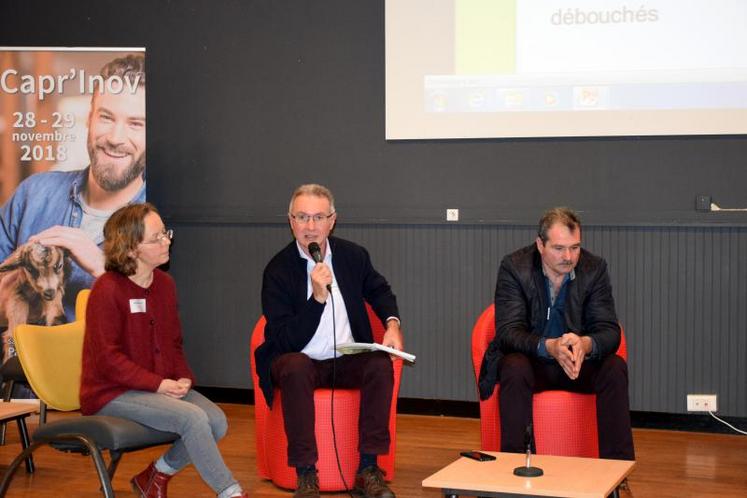 Pour Bernard Lassus-Dessus, ici avec Géraldine Verdier, animatrice du Brilac, lors de la rencontre caprine du 14 décembre 2017, « la filière va connaître une forte restructuration dans les années à venir ».