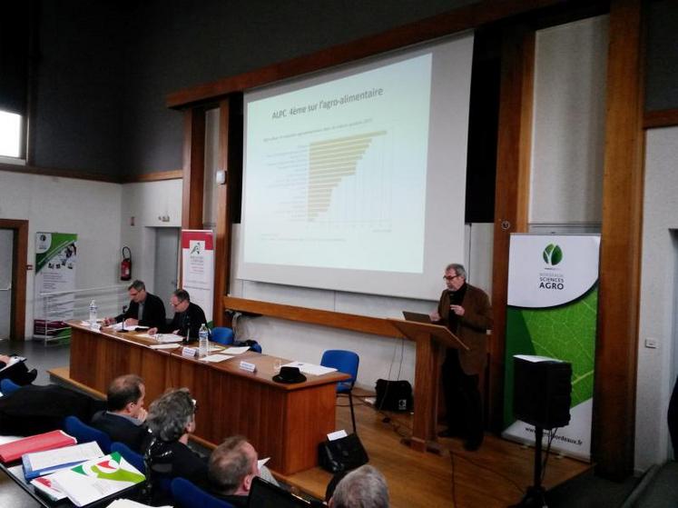 Pierre Delfaud, professeur émérite en sciences économiques à l'université de Bordeaux, a présenté la grande région ALPC.