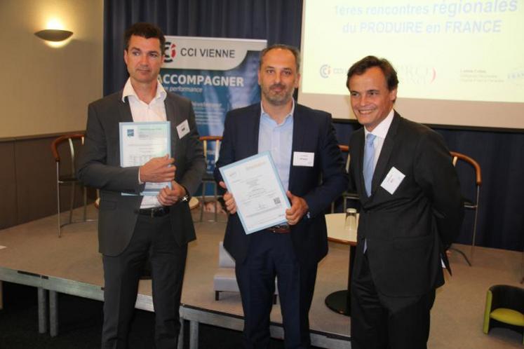 Laurent Colas, administrateur à Pro France (à droite) a remis les certificats Origine France Garantie à  Eric Le Corre (entreprise Matfa) et à Loïc Vinuesa (entreprise Chiminove).
