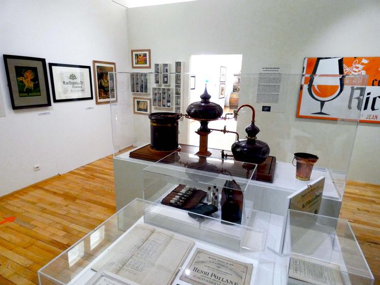 L’exposition présente de nombreuses pièces prêtées ou léguées par les descendants des familles qui ont participé à l’aventure angérienne du cognac.