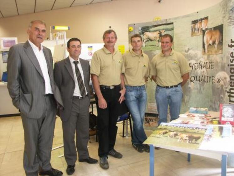 Gilbert Favreau, président du Pays de Gâtine ; Gérard Durant, directeur départemental de La Poste ; Serge Bonnanfant, président de l'Upra ; Christophe Baribault, technicien et Patrice Poublanc, éleveur.