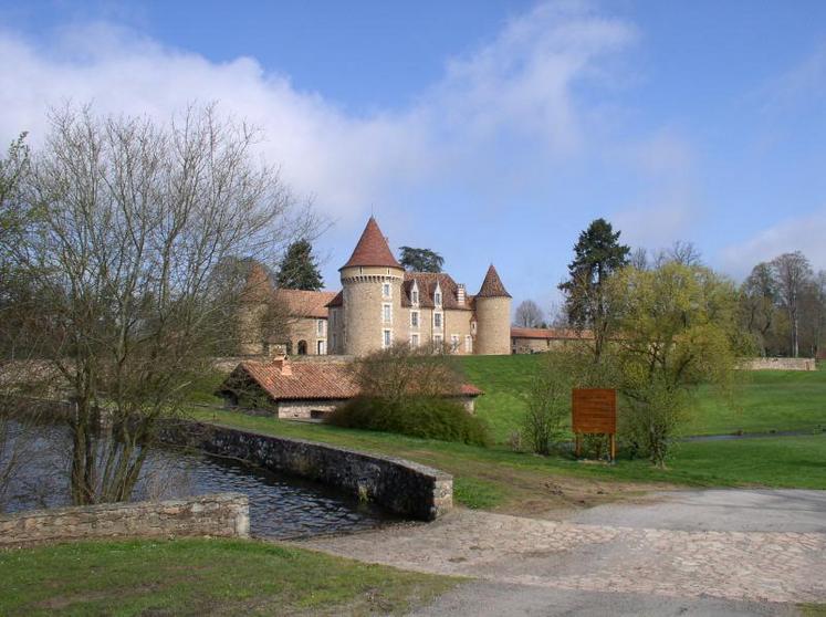 Le domaine des Etangs, c'est une exploitation agricole (élevage limousin), et un hôtel-restaurant classe !