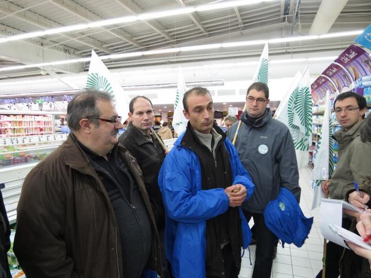 La délégation syndicale s’est rendue sur le terrain pour constater le retrait des produits Lactalis des rayons du Leclerc de Thouars.