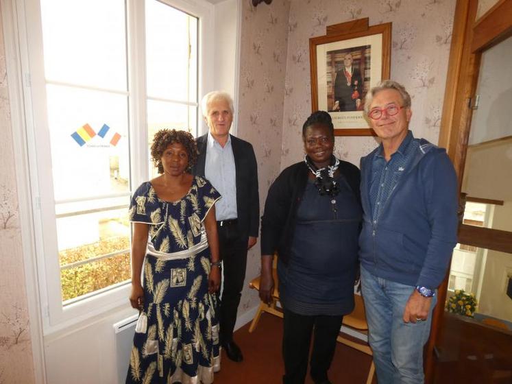 Justine Boukanri, animatrice d’Atekor, Michel Amblard, président de l’Afdi 17, Mila Nekarnadji, présidente d’Atekor, et Philippe Neau, maire de Nuaillé-d’Aunis.