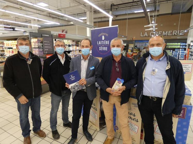 De gauche à droite, François Cornuau, Nicolas Quéré (responsable du rayon produits laitiers), Mathias Burès (directeur du magasin), Jean-Claude Sarraud et Laurent Galliot présentent la nouvelle brique.