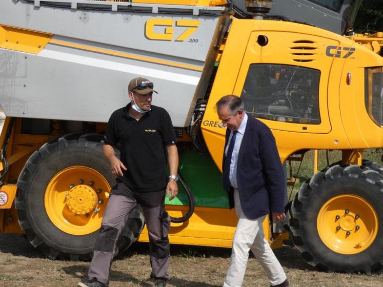 Le président de l’UGVC, Anthony Brun, et le préfet Nicolas Basselier, au retour d’un passage dans les vignes.