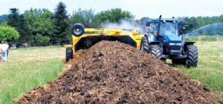 Le compost caprin est riche en potassium et en soufre. Toutefois, les fumiers, très secs, sont difficiles à composter.