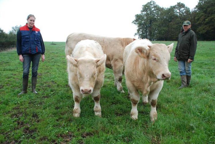 Catherine exploite 80 hectares et gère 40 vêlages. Guy, son père avec lequel elle travaille, cultive 117 ha et suit 60 vêlages. La sélection en race charolaise est leur passion commune.