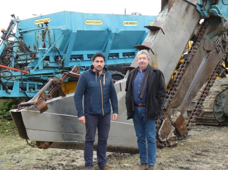 Damien Lesueur, conducteur de travaux de drainage, et Philippe Ratineau, chef d’agence de 
TransTerrassement, devant une trancheuse du groupe.