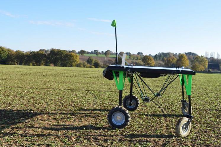 L’appareil de 130 kg est capable de reconnaître les adventices de la plante, ce qui lui permet de cibler l’utilisation d’intrants. Selon les tests réalisés, les doses d’herbicides sont divisées par 20.