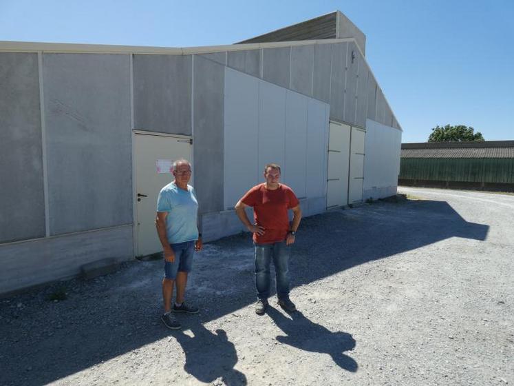Christophe et Mathieu Richard, devant l’un des bâtiments de l’EARL La Vallée, qui produit environ 50 000 œufs par jour.