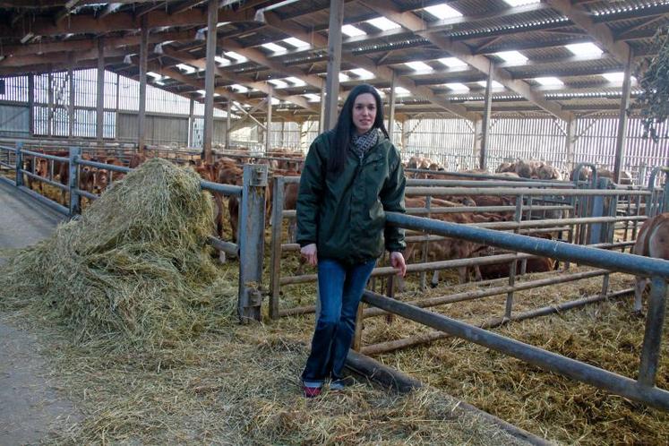 Pauline aide son compagnon sur son exploitation lors des pesées, de la mise à l’herbe,  ou en période de vêlage pour surveiller les animaux la nuit.