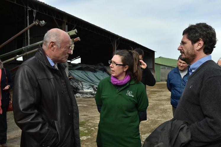 Alain Rousset, le président de la Nouvelle-Aquitaine (à gauche) est allé à la rencontre d’agriculteurs de la zone atelier en compagnie de Vincent Bretagnolle, le directeur de la zone atelier (à droite).